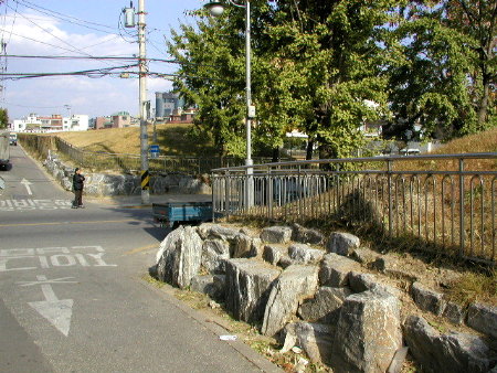 역시 자동차와 도로가 우선시되는 서울 답게 풍납토성도 곳곳이 도로로 인해 잘려 있다. 이렇게 잘린 부분에 성문이 있었을 것이라 추정하는 사람도 있지만 아직 확인된 바 없다. 